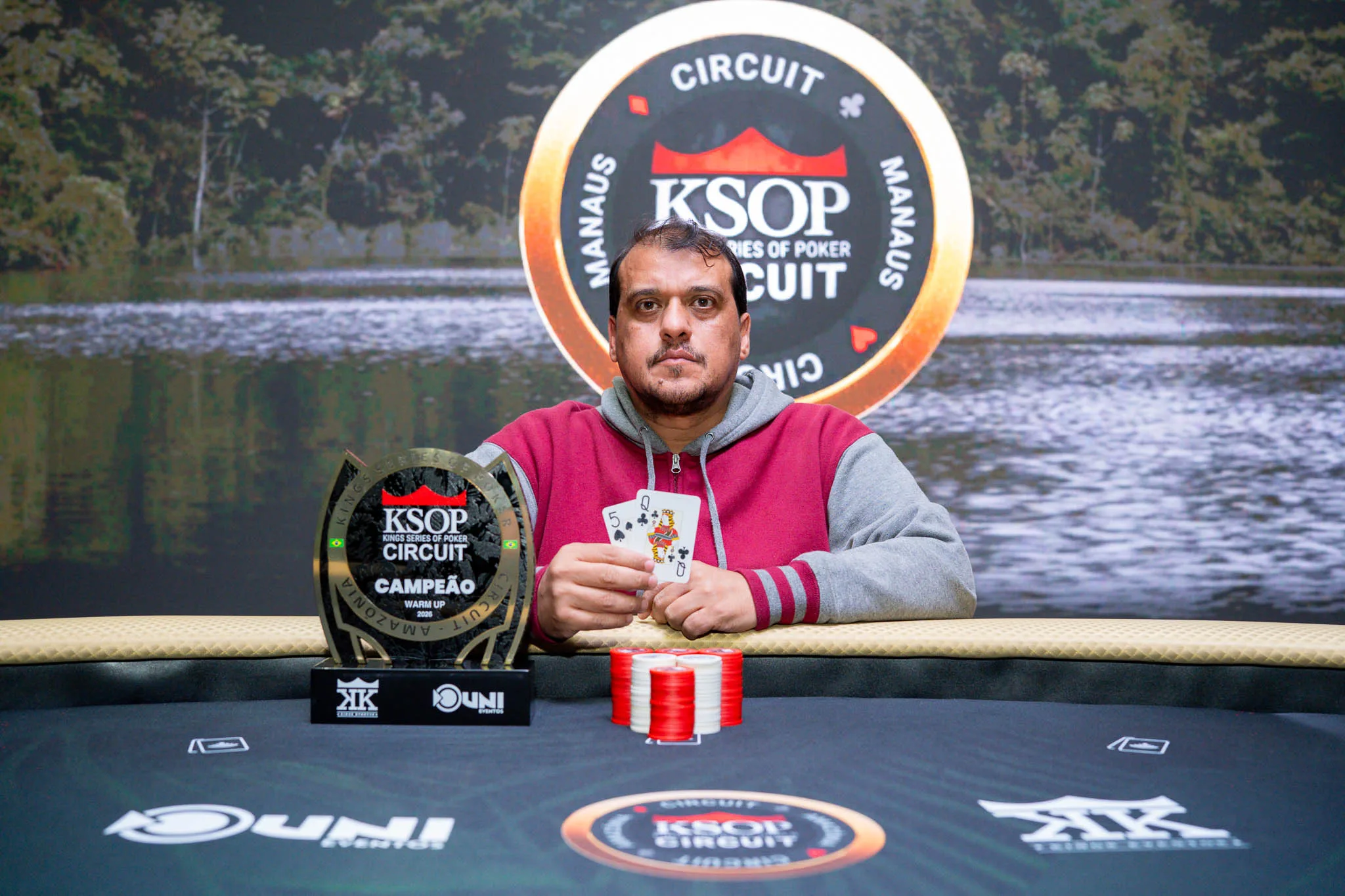 Theófilo Haddad holding a poker tournament trophy
