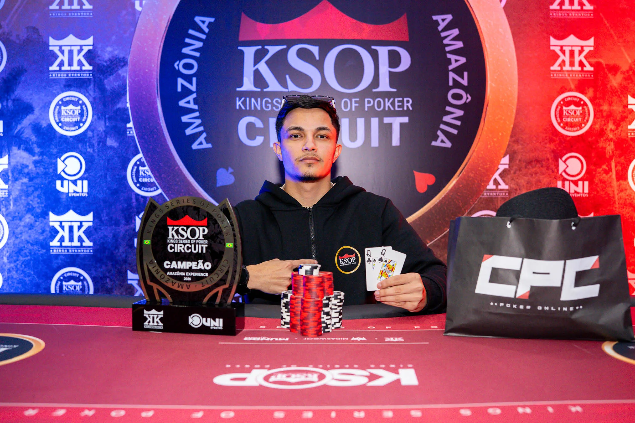 Luiz Felipe Nascimento celebrating his victory at the KSOP Circuit Amazônia Experience poker tournament.