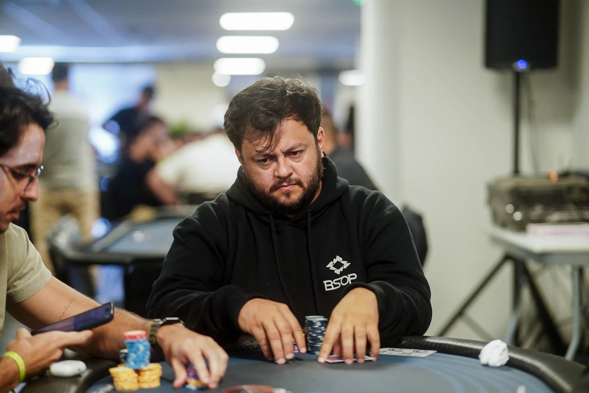 Professional poker players competing at a table during the NPS Pixbet Recife High Roller tournament.