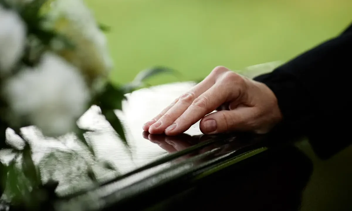Dear Abby Column Addresses Funeral Etiquette and Complicated Relationships