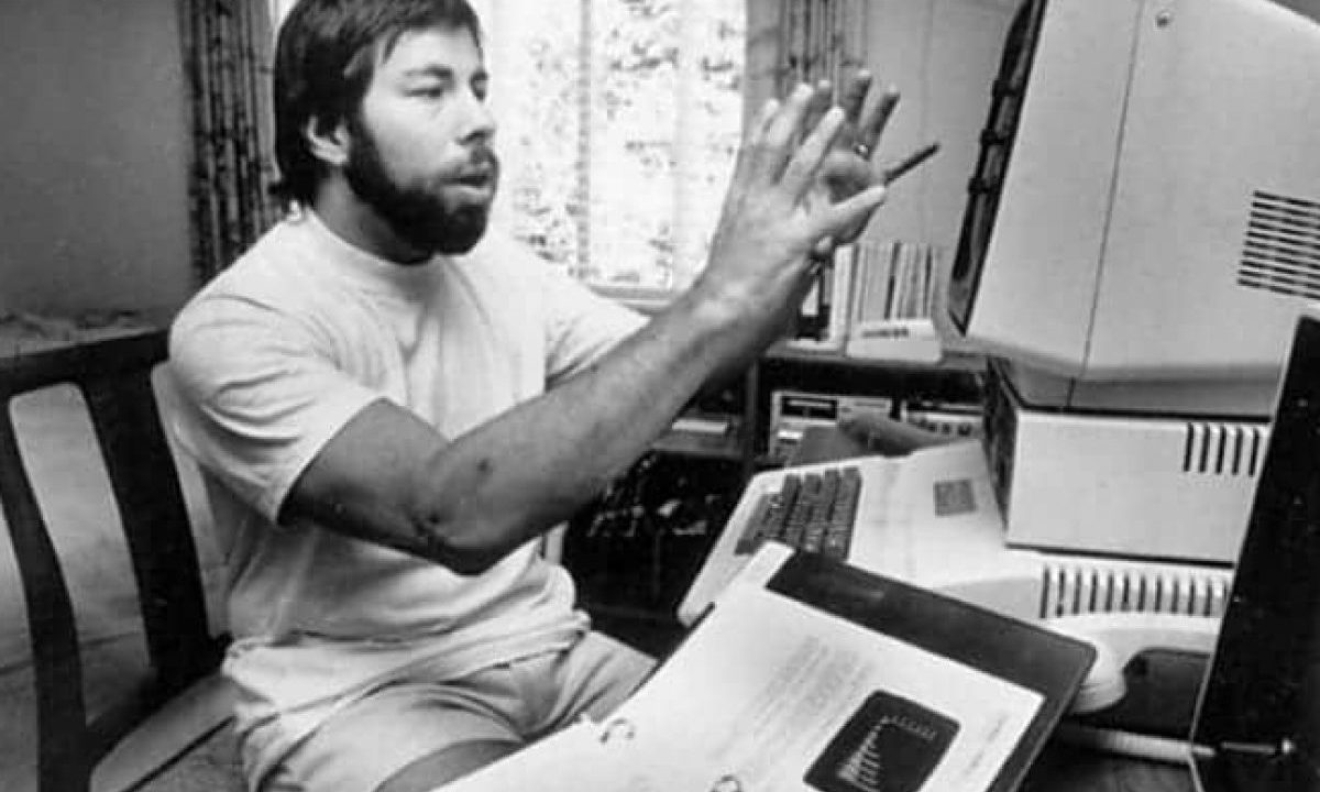 Steve Wozniak Connects with Graduates Through AI Humor