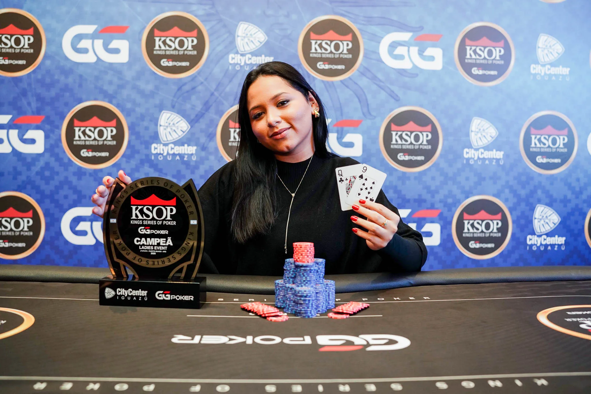 Rafaela Lescano, winner of the KSOP GGPoker Iguazú Ladies Event, smiling with her trophy.