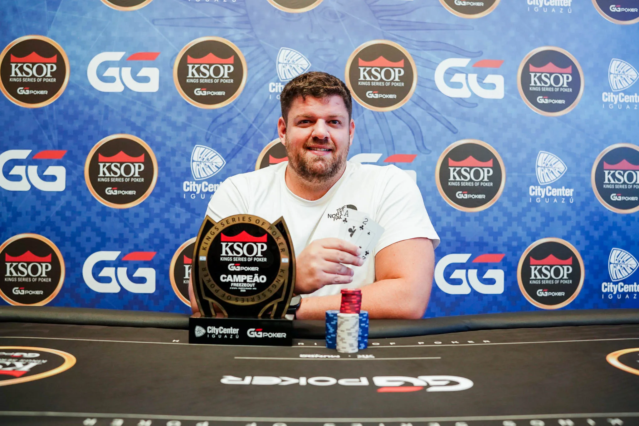 Poker players at a final table during the KSOP GGPoker Iguazú tournament.