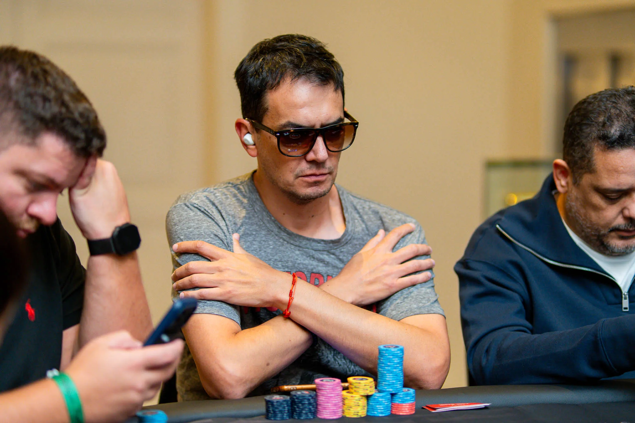 Poker players at the KSOP GGPoker Iguazú Main Event, with chips on the table.