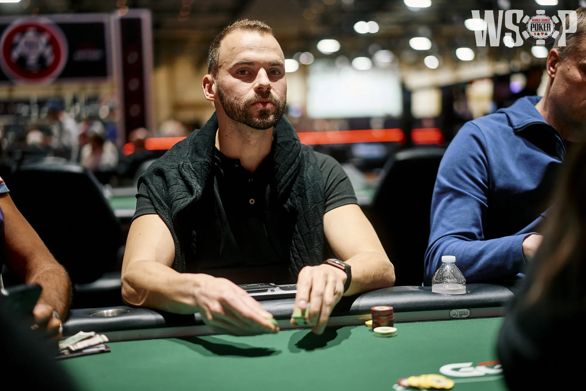 Renan Bruschi, jogador de poker brasileiro, em ação em um torneio da WSOP.