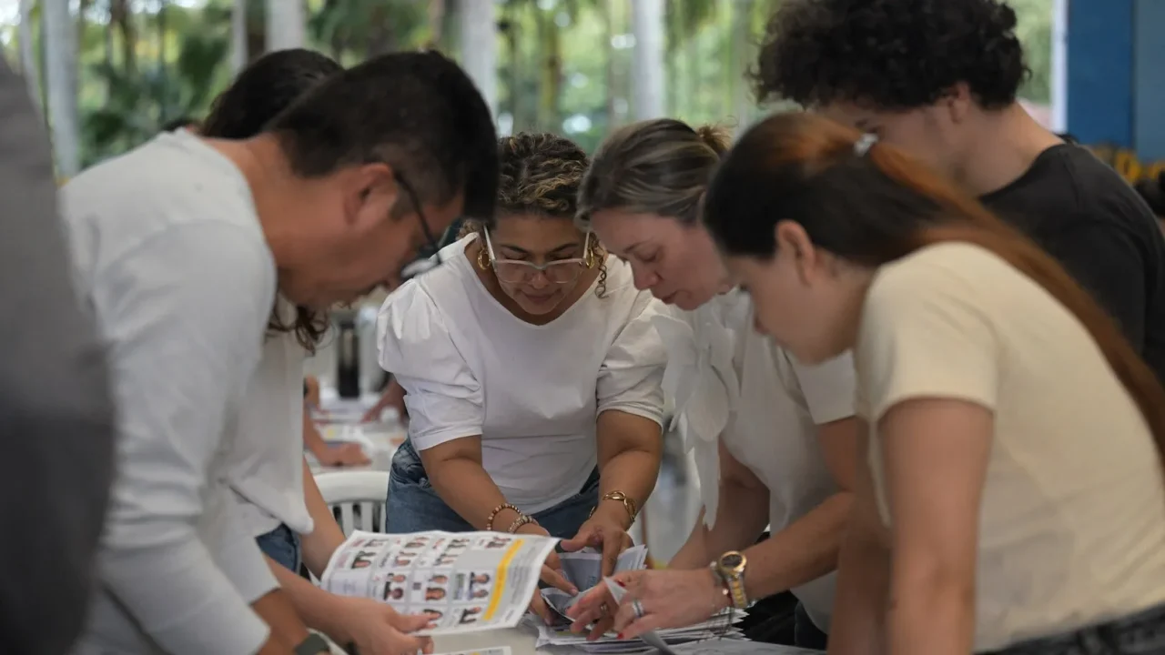 Colombia Heads to Presidential Runoff After Tense Election Night