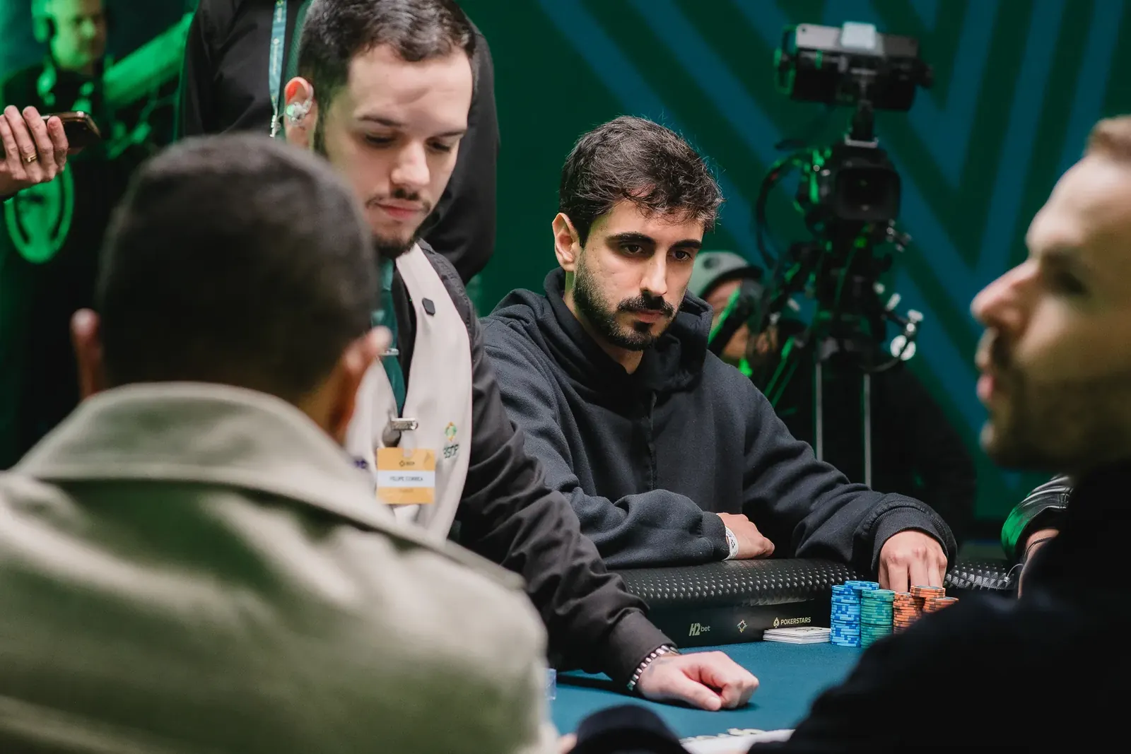 Alisson Piekazewicz and Vinicius Gonçalves at the BSOP Championship final table during the QQ vs AA hand