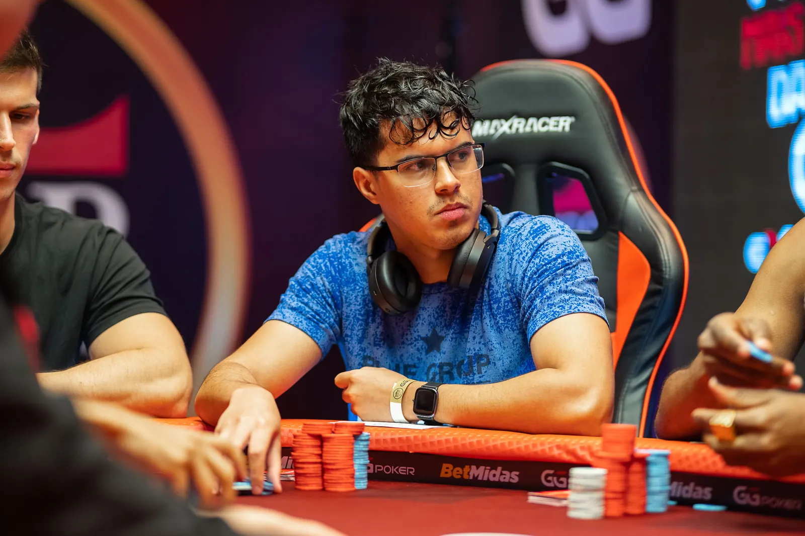 Danton Gomes holding up a trophy or chips after winning the WSOP US$250 Daily Deepstack tournament.