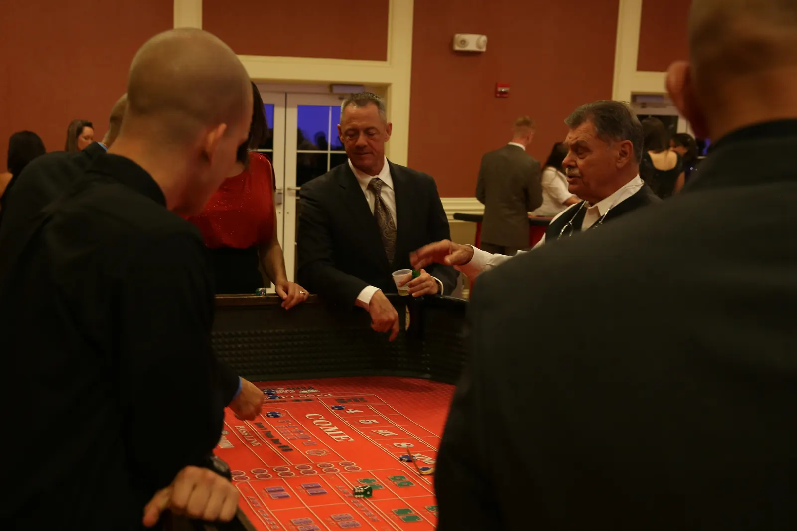 Screenshot of the Wizard of Odds Video Poker Trainer interface displaying a sample hand and optimal hold recommendation