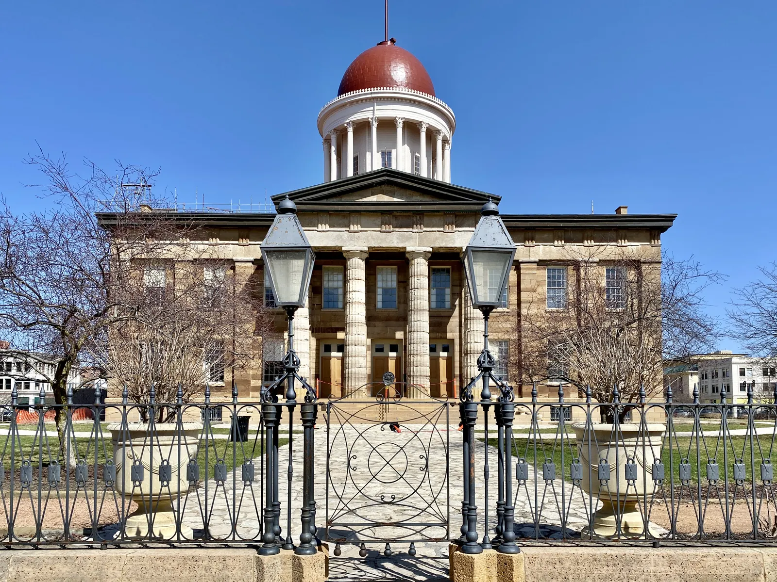 Illinois State Capitol building in Springfield, where gambling legislation including new DFS rules was enacted in summer 2026.