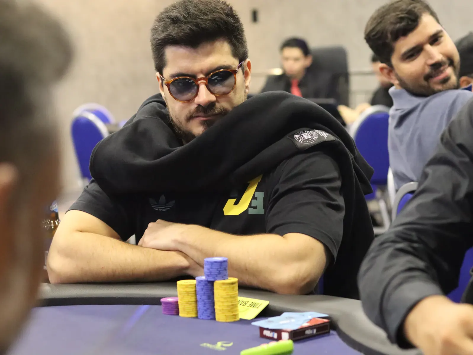 Gabriel Bueno leads the P2W Palmas Main Event Friday flight