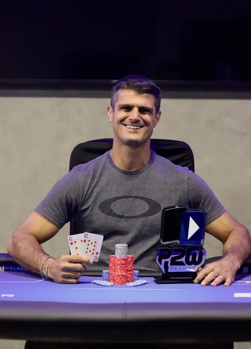 Eduardo Oliveira lifts the Turbo 5K trophy at P2W Palmas during the Circuito Tocantinense de Poker