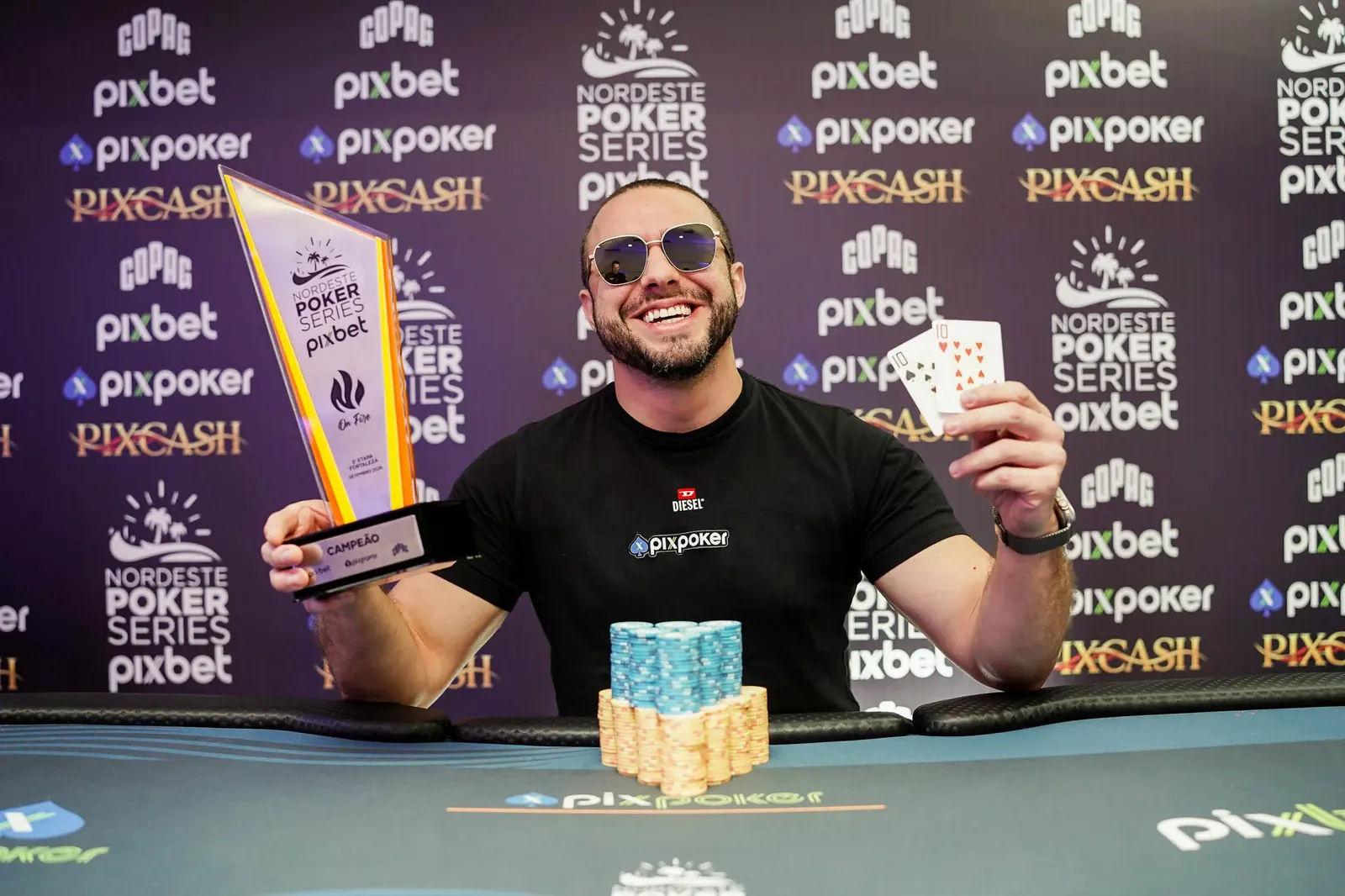 Ramon Pessoa celebrates his On Fire victory at NPS Pixbet Fortaleza with the winner's check and trophy